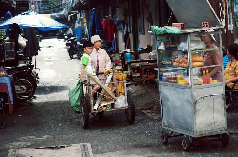 Khác hẳn với hình ảnh vui nhộn hàng ngày trong những bộ phim hài,  Việt Hương đã khiến khán giả xúc động khi xem cô hóa thân thành bà mẹ nghèo trong bộ phim ngắn "Mẹ".